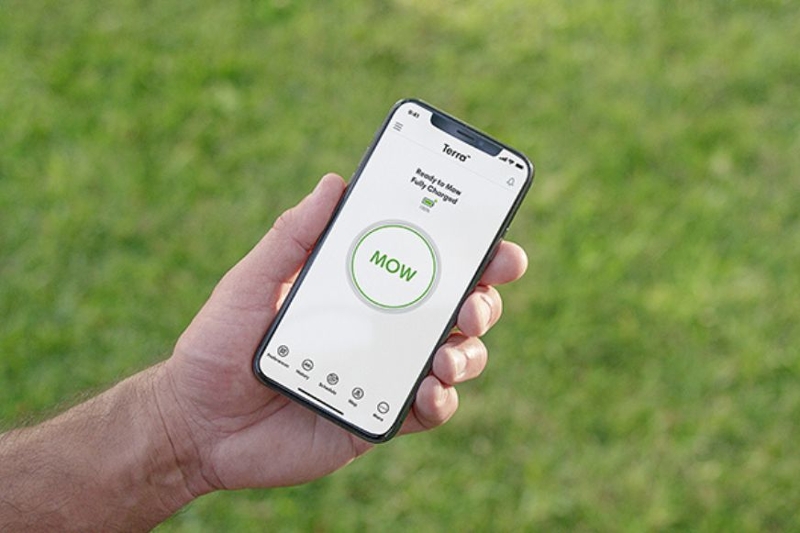 Man sieht die App für den iRobot Mähroboter auf einem Handy.